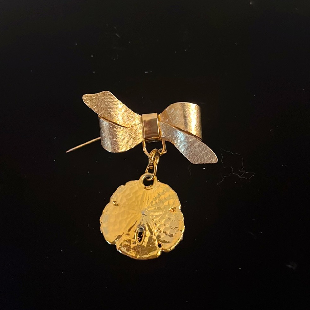 Adorable Bow Pin with a Sand Dollar charm!